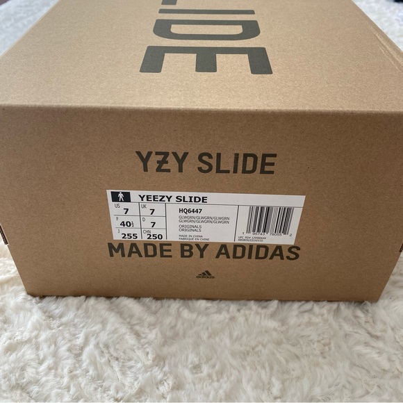 💚🦠Adidas Yeezy Slides Glow Green (HQ6447) Men's Size 7 Women’s 8 - 8.5 🦠💚 - Picture 2 of 6